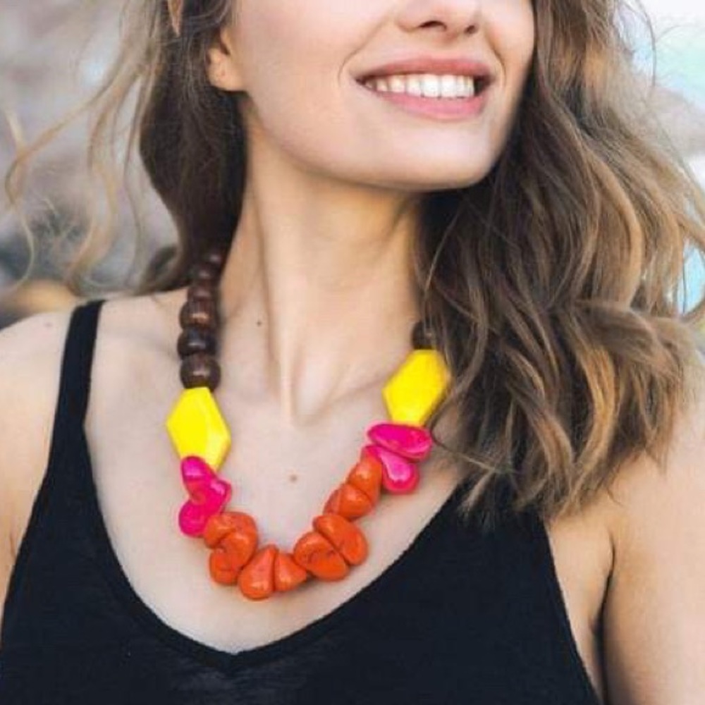 LAST ONE 🚨 Chunky neon bead and wood necklace - Picture 2 of 3